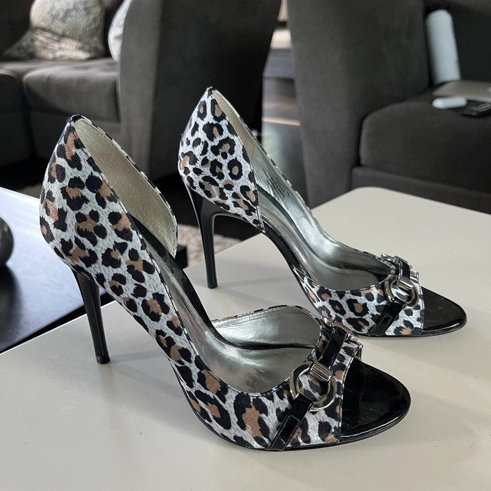 Size 6 Carlos by Carlos Santana Cheetah Leopard Print 4 inch Heels